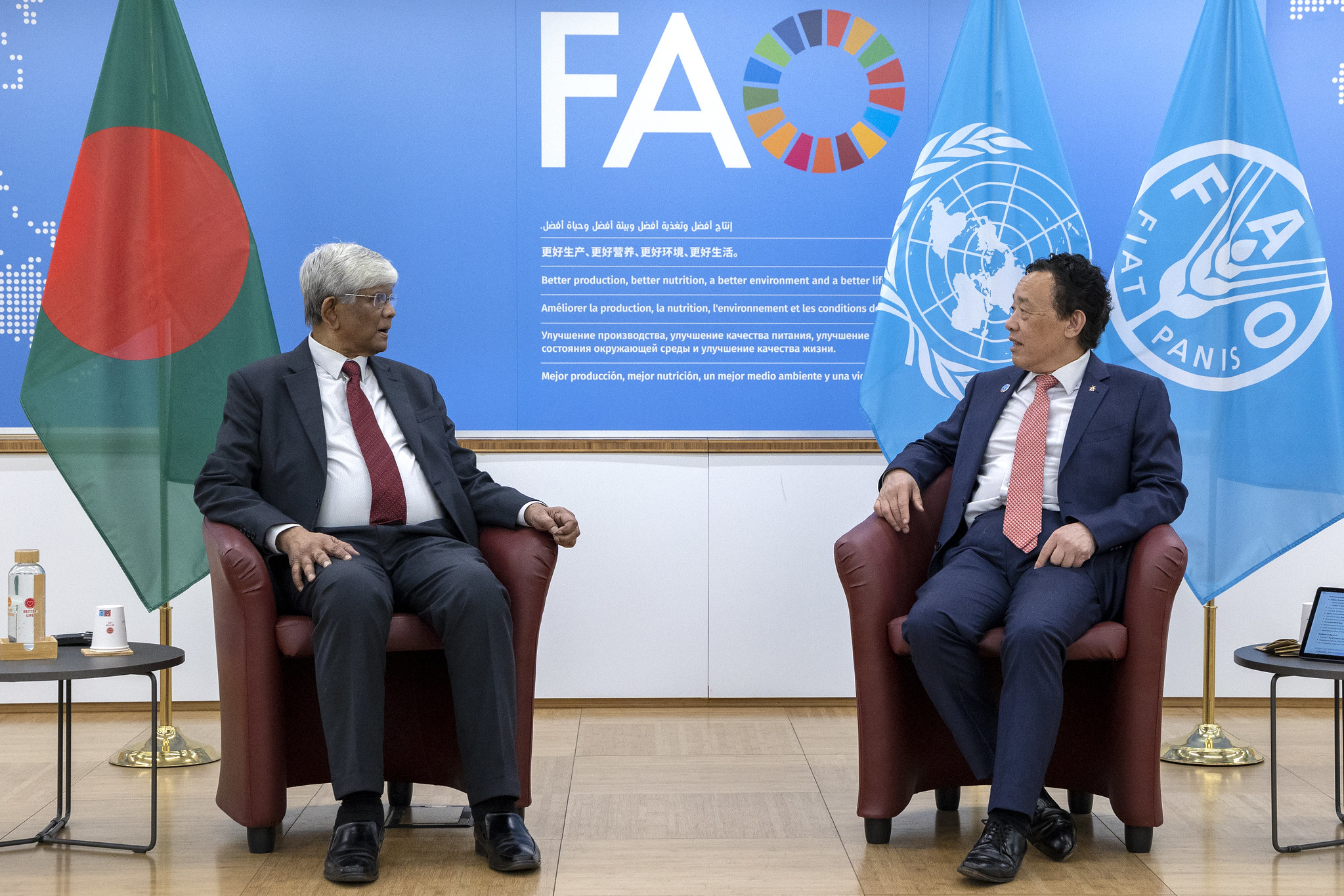 屈冬玉总干事与孟加拉国政府财政和商务顾问萨拉赫丁·艾哈迈德举行双边会晤