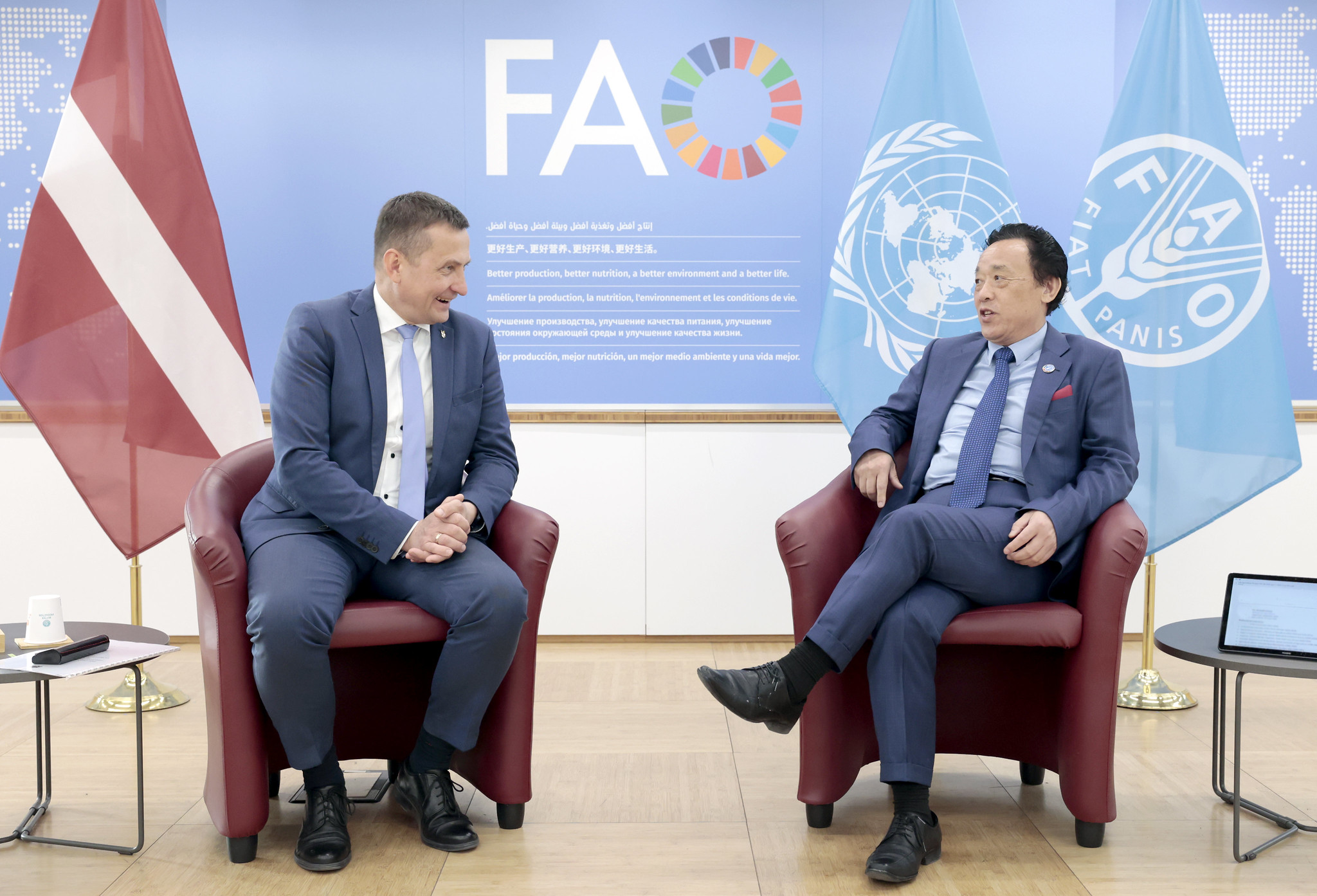 屈冬玉总干事会见拉脱维亚共和国农业部长阿尔曼兹·克劳泽