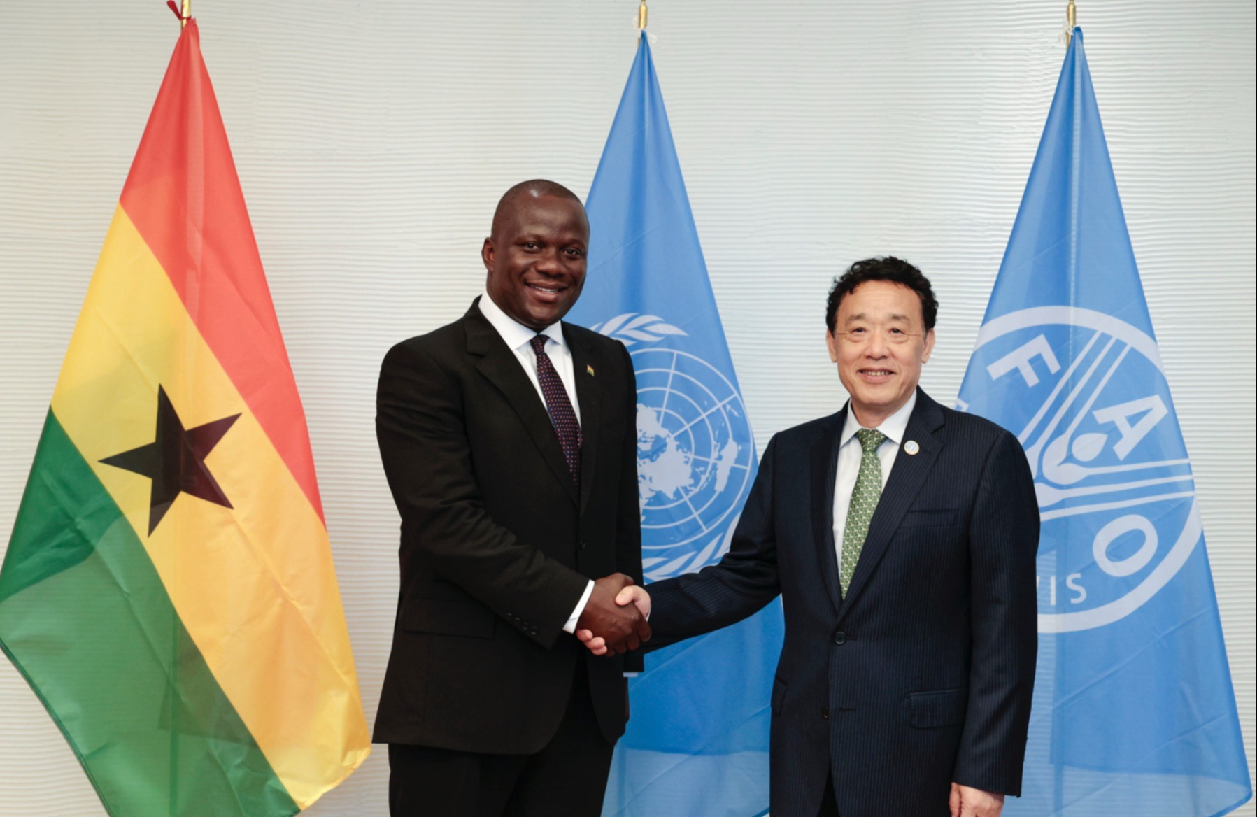 موجز عن الاجتماع الثنائي مع معالي السيد Samuel Abdulai Jinapor، وزير الأراضي والموارد الطبيعية في غانا