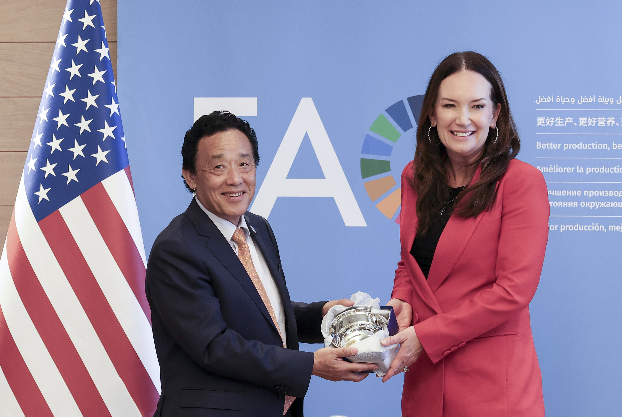 屈冬玉总干事会见美国农业部长布鲁克·罗林斯