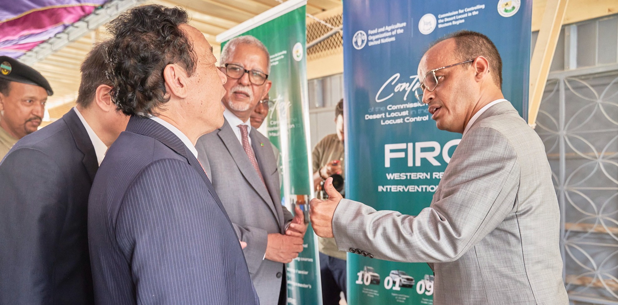 El Director General de la FAO visita el Centro nacional de lucha contra la langosta del desierto de Mauritania