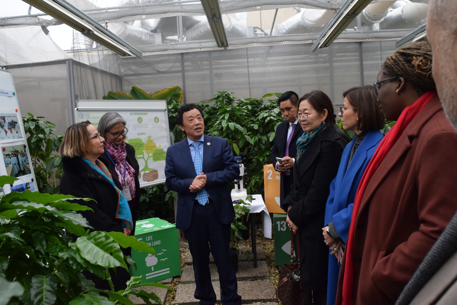 Le Directeur général visite les laboratoires du Centre mixte FAO/AIEA des techniques nucléaires dans l’alimentation et l’agriculture