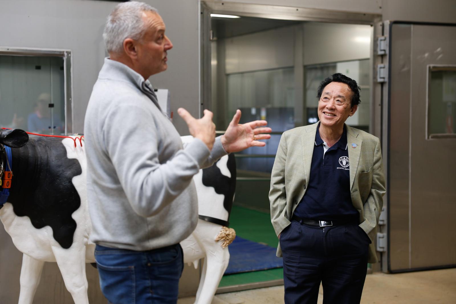 FAO Director-General visits innovative dairy farms and disease preparedness centre in Australia