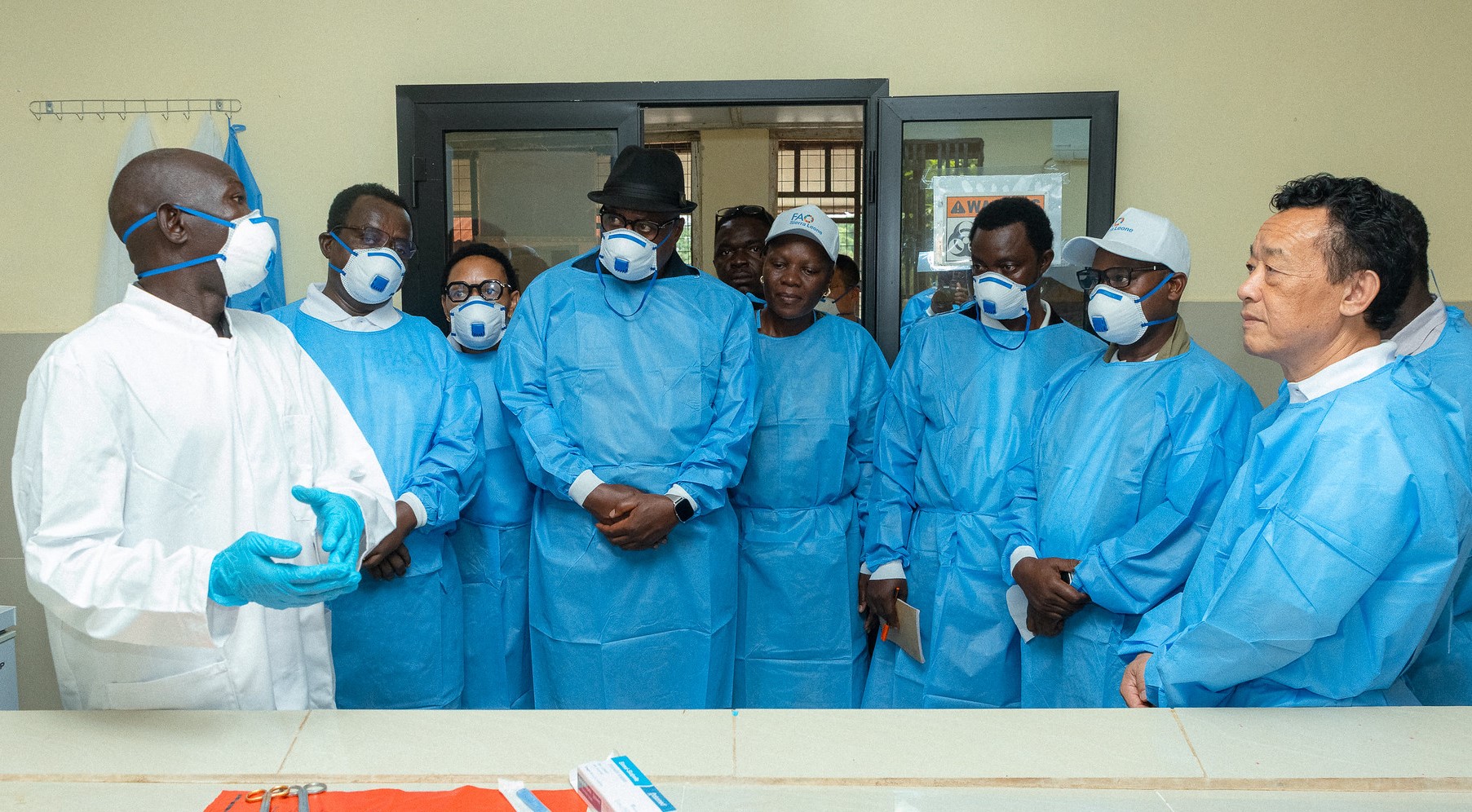 In Sierra Leone, FAO’s Director-General visits a critical veterinary laboratory and a pioneering onion farm