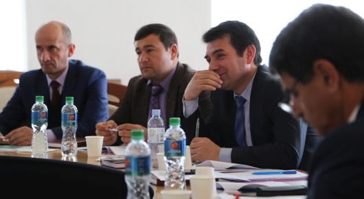 Представители Таджикистана изучают программу денежных переводов в Молдове