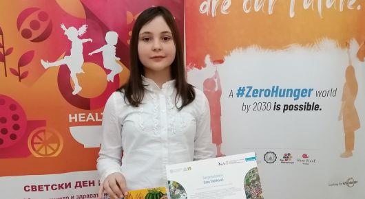 Македонская школьница призывает сохранить пчел