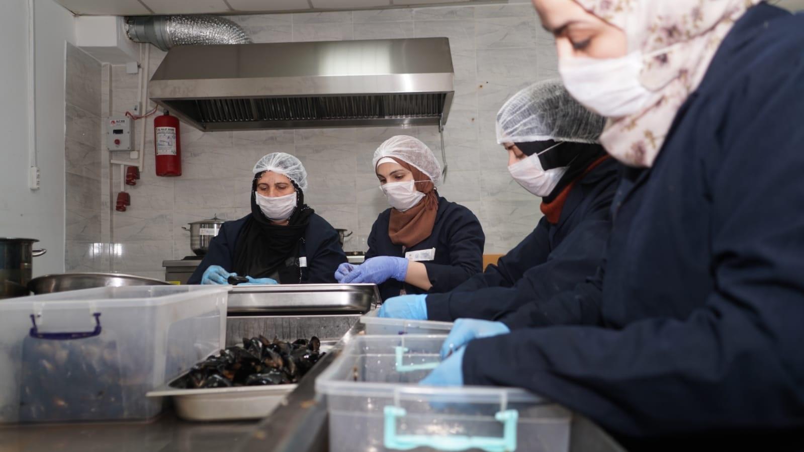 Syrian and Turkish women build a cooperative business – and self-confidence