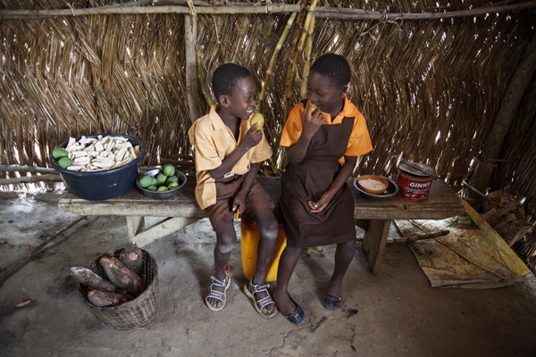 photo_kids eating_Ghana