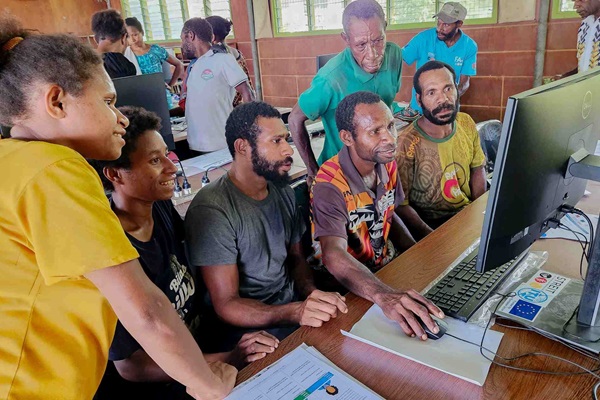 Farmers and agripreneurs actively participate in a hands-on training session provided by the EU-STREIT PNG Programme.