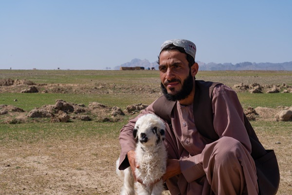 -FAO-Alberto-Trillo-Barca---A-herder-holds-a-lamb-in-Kandahar