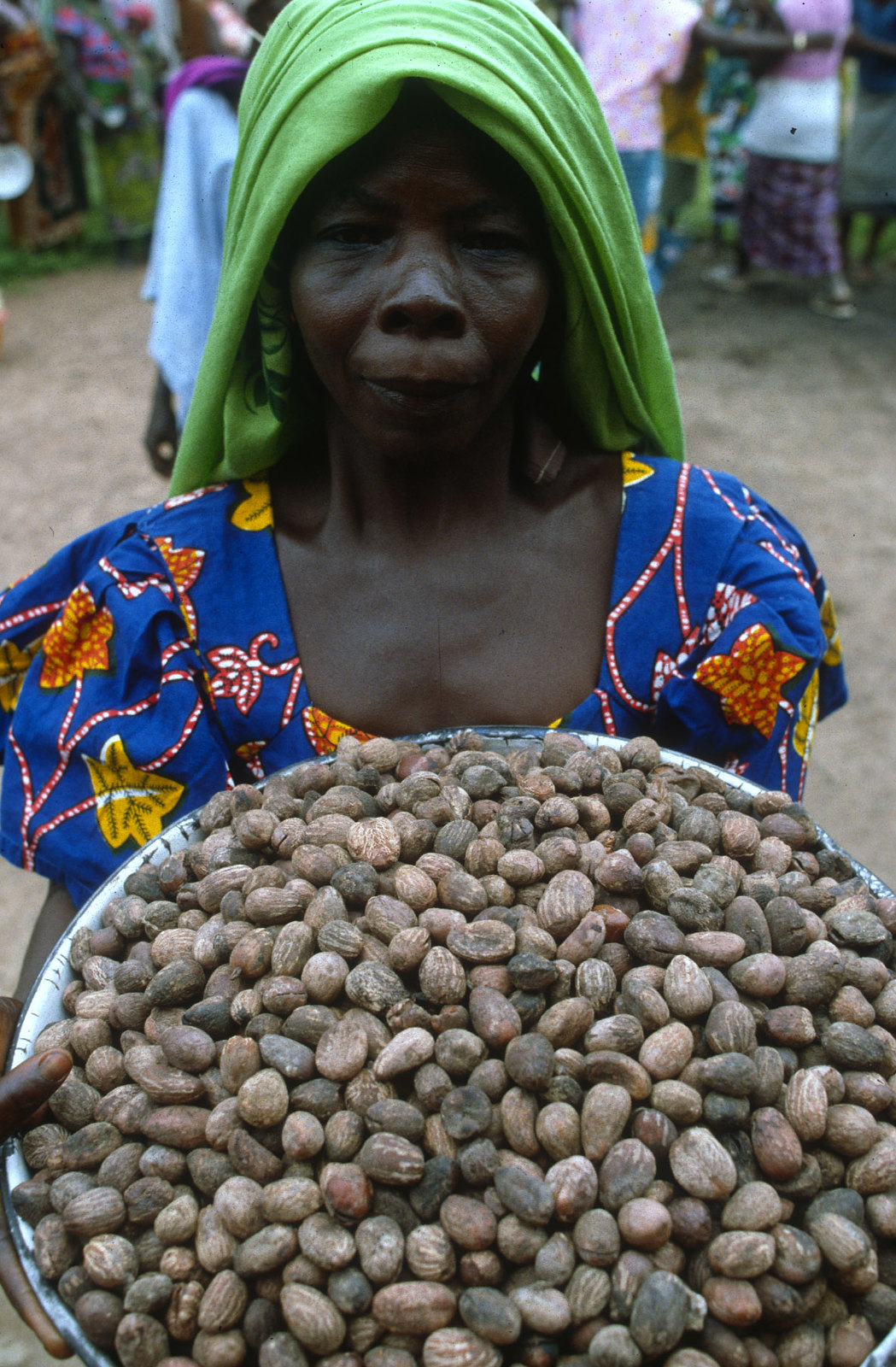 Burkina Faso, a woman carrying shea kernells ©FAO/Roberto Faidutti Burkina Faso, a woman carrying shea kernells ©FAO/Roberto Faidutti