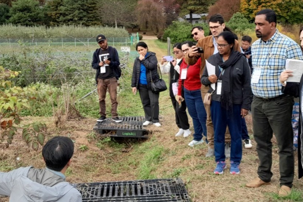 Participants observe cultivation techniques for different plant species at the Forest Medicinal Resources Research Centre Participants observe cultivation techniques for different plant species at the Forest Medicinal Resources Research Centre