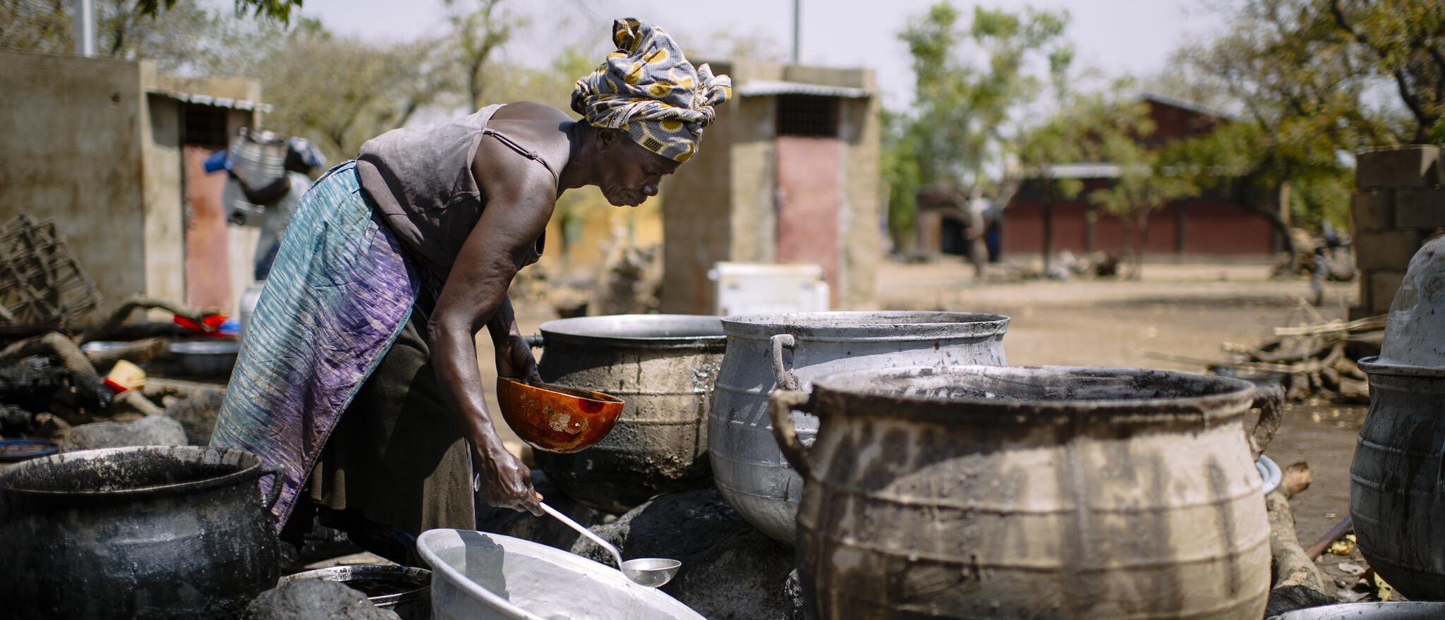 Woman boiling shea  ©Ollivier Girard/CIFOR