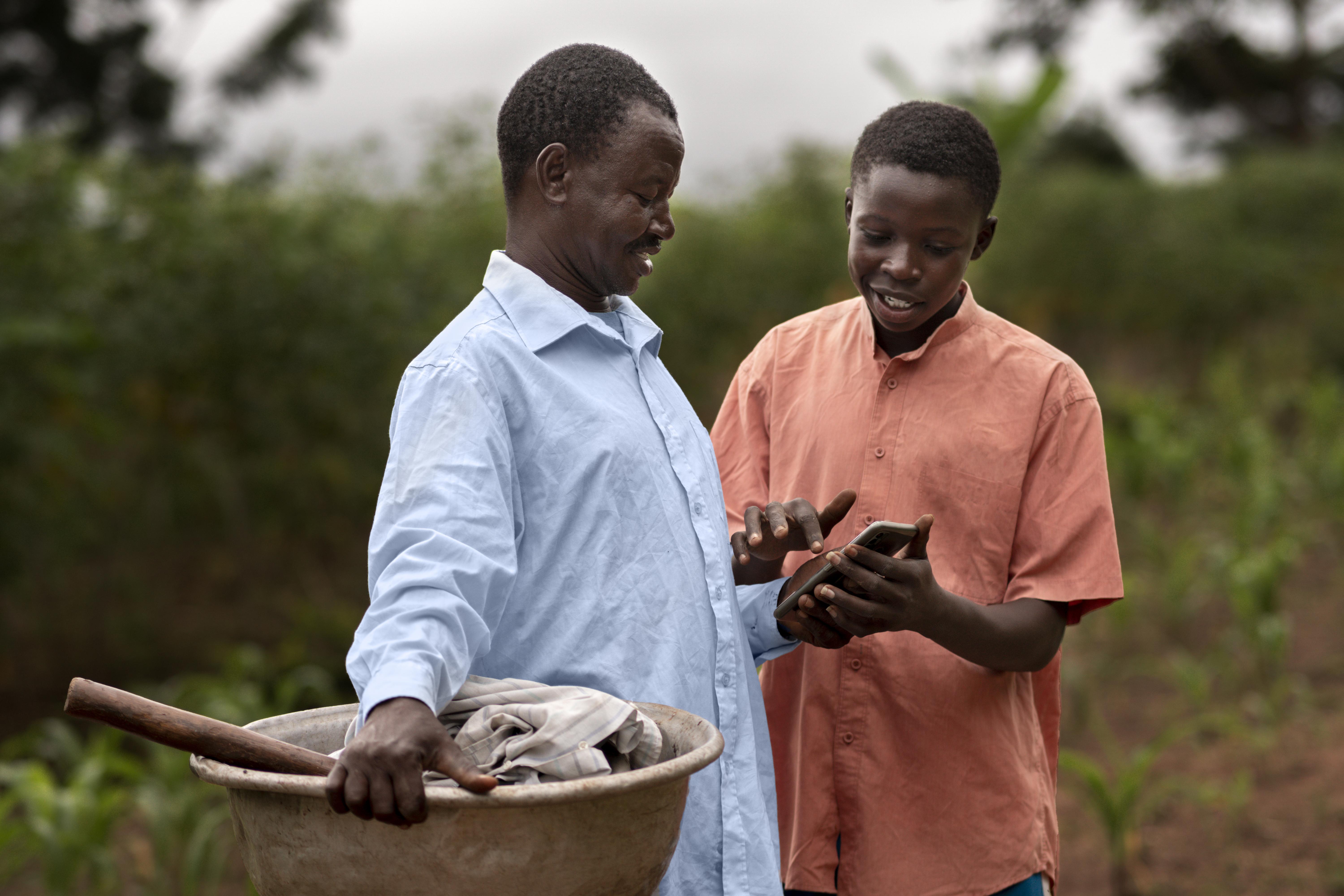 medium-shot-farmers-with-smartphone2q
